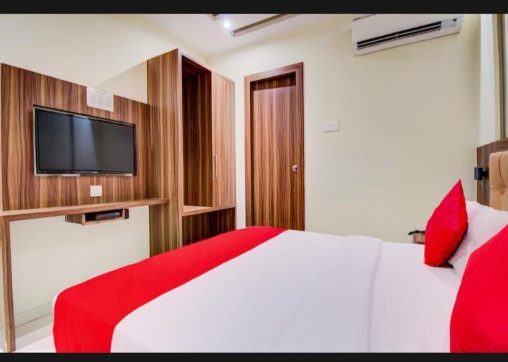 Hotel Emerald Near T2 International Airport מומביי מראה חיצוני תמונה