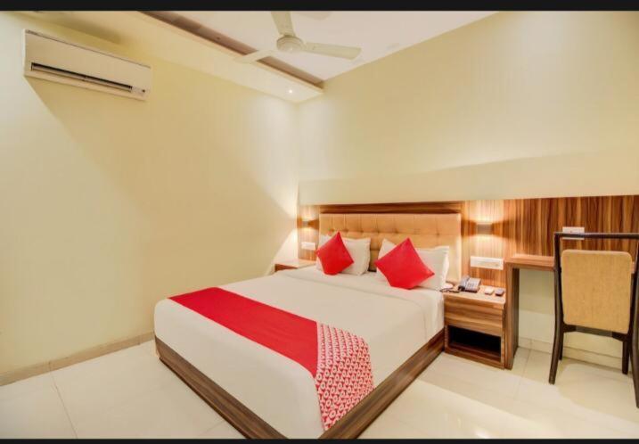 Hotel Emerald Near T2 International Airport מומביי מראה חיצוני תמונה