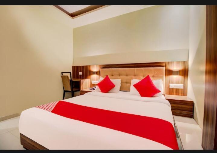 Hotel Emerald Near T2 International Airport מומביי מראה חיצוני תמונה