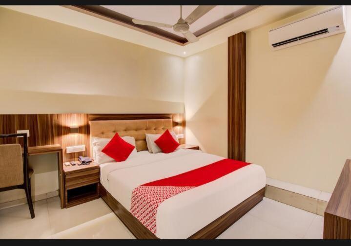 Hotel Emerald Near T2 International Airport מומביי מראה חיצוני תמונה