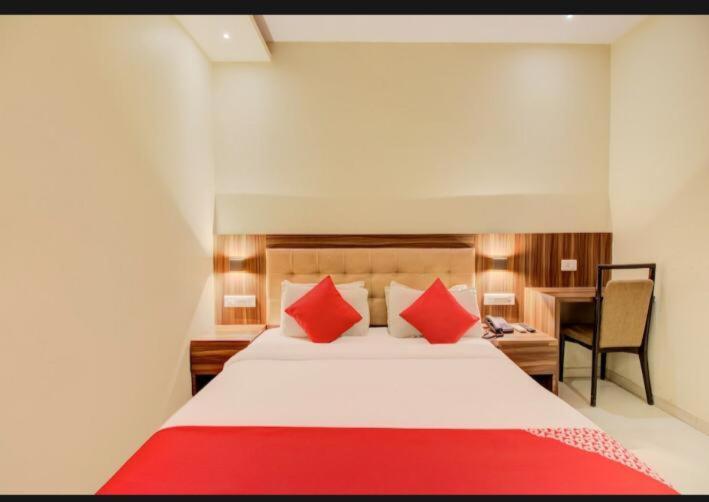 Hotel Emerald Near T2 International Airport מומביי מראה חיצוני תמונה