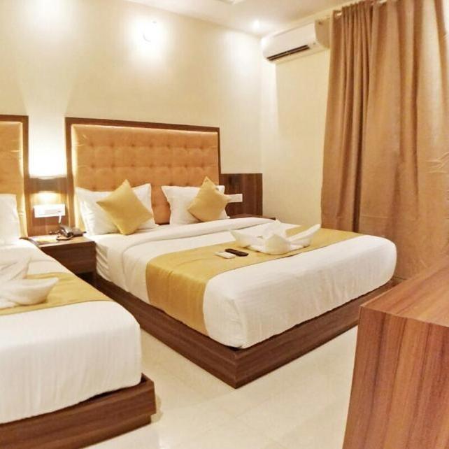 Hotel Emerald Near T2 International Airport מומביי מראה חיצוני תמונה