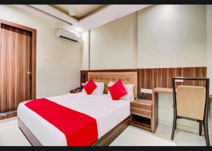 Hotel Emerald Near T2 International Airport מומביי מראה חיצוני תמונה