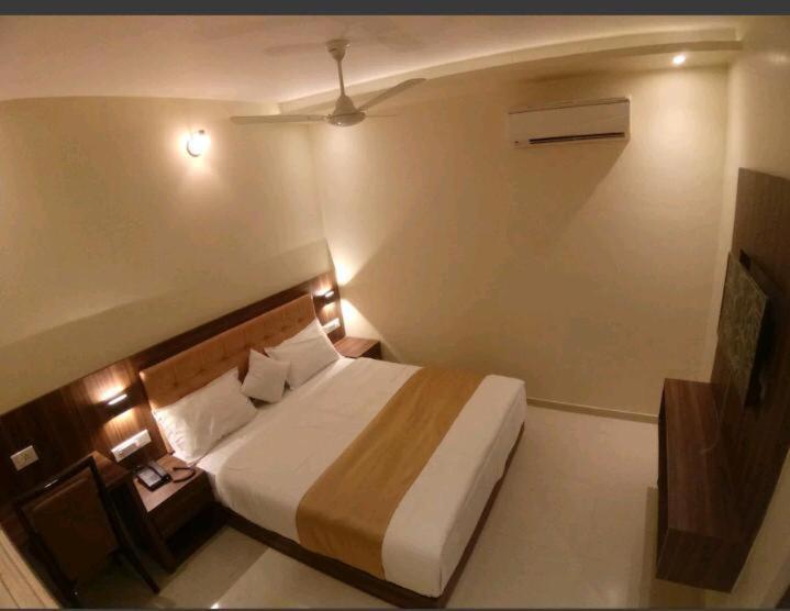 Hotel Emerald Near T2 International Airport מומביי מראה חיצוני תמונה