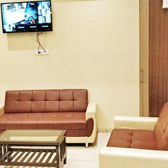 Hotel Emerald Near T2 International Airport מומביי מראה חיצוני תמונה